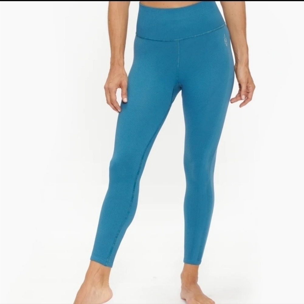 Free People Movement Free Throw Leggings in Coastline•XS - Picture 4 of 8